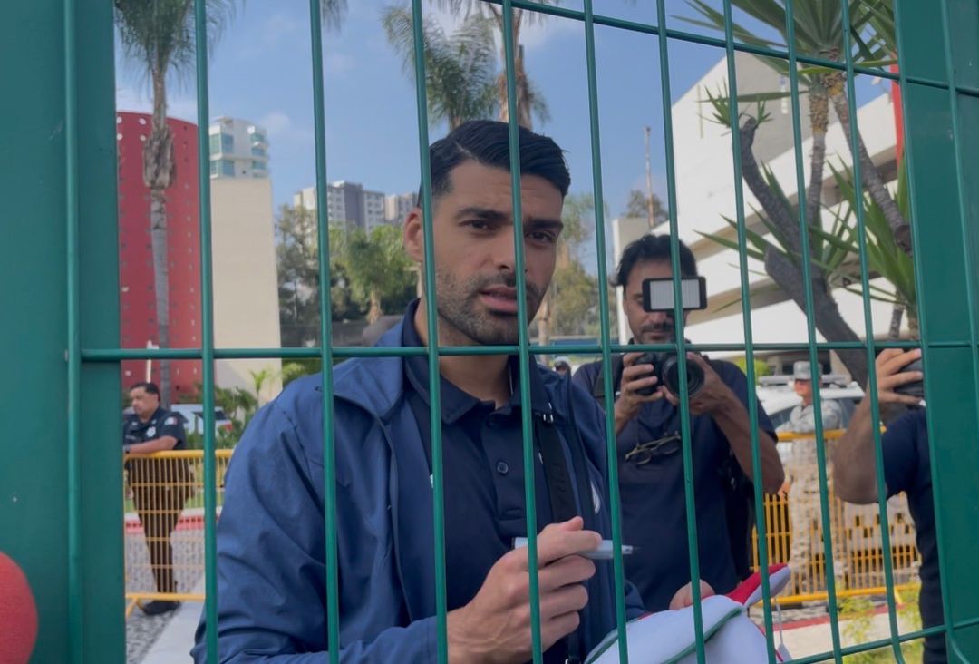 Artista Iraní Entrega Camisetas Inspiradas en México e Irán en Tijuana